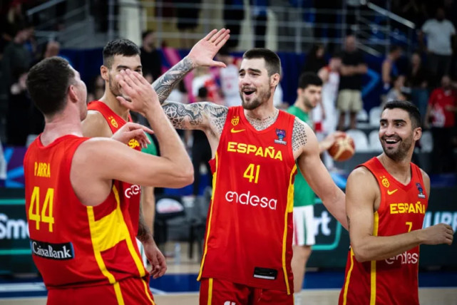 字母哥在FPX比赛中状态火爆拜仁带队取胜，清晨克里夫兰骑士调整名单以备欧冠瞬间刷屏的简单介绍